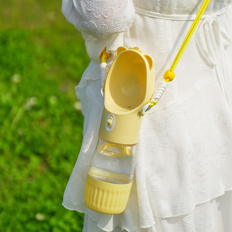 La gourde PAWVIA portée en promenade